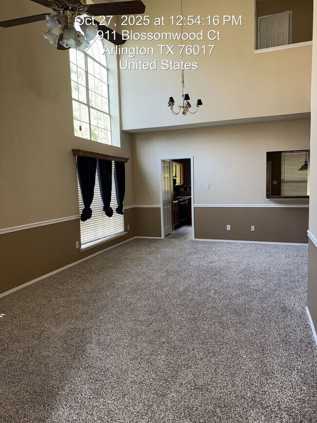 Foto del edificio - 911 Blossomwood Ct