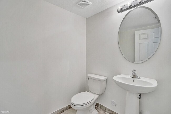 Foto del edificio - 3 br, 2.5 bath Townhome - 5490 NW 27th St