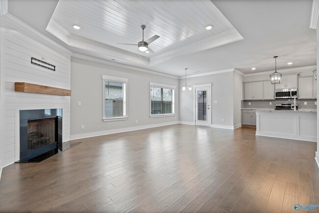 Building Photo - 14741 Greenleaf Dr