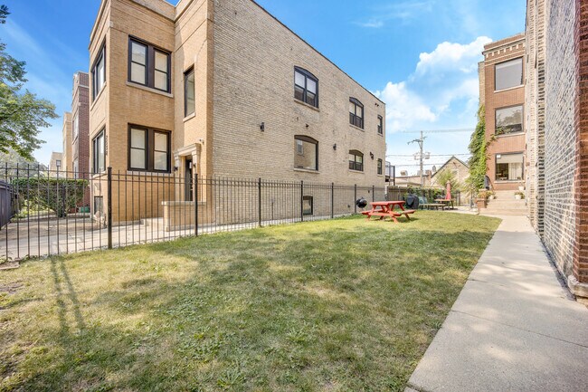 Building Photo - 2544 N Harding Ave