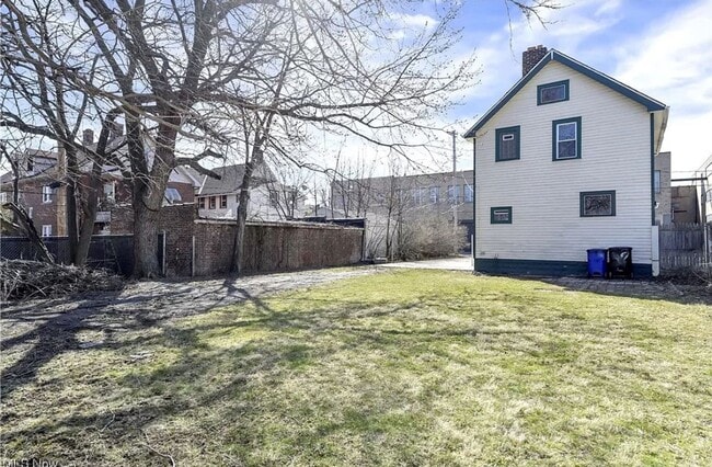 Foto del edificio - 3 Bedroom Home in Old Brooklyn