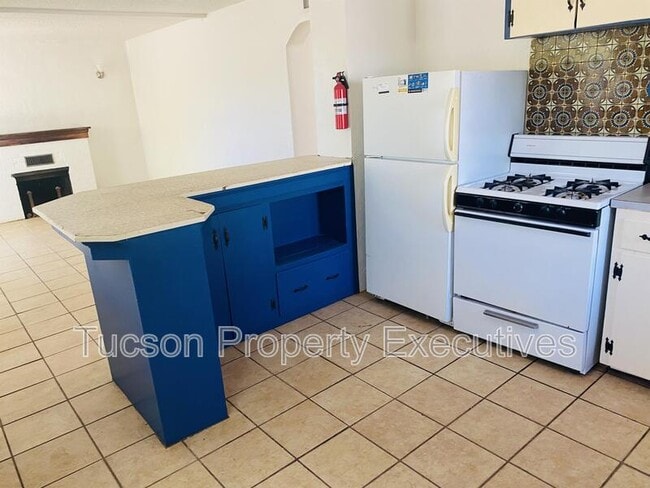 Building Photo - 443 E Delano St