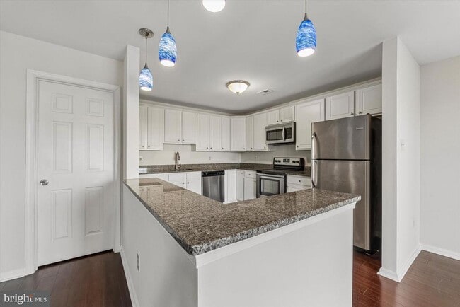 Building Photo - 5202 Drawbridge Ct