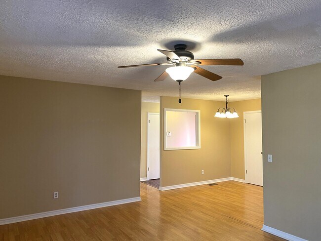 Building Photo - 2601 Lakeside Dr