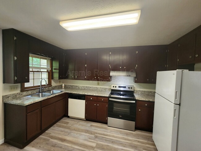 Building Photo - 2101 Wexford Dr
