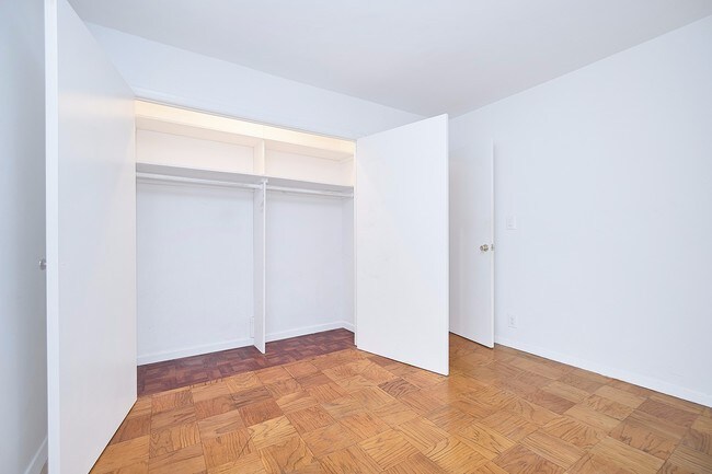 Foto del edificio - 408 W 49th St