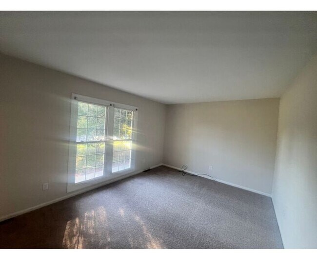 Foto del edificio - Brick one level home, Live Oak Tree, 3-4 bedrooms, fenced yard, deck.