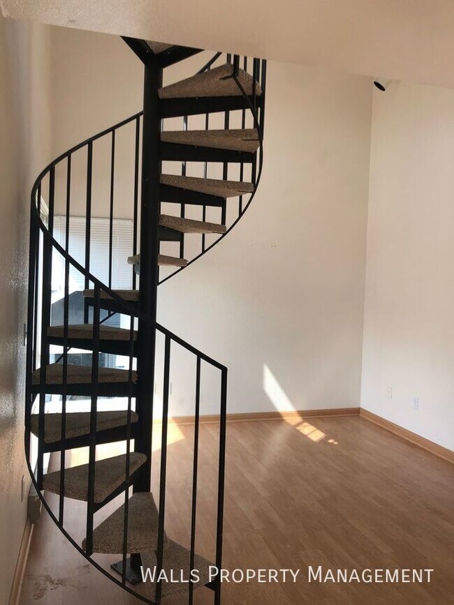Building Photo - Light Filled Loft in Fremont! - EVN 3