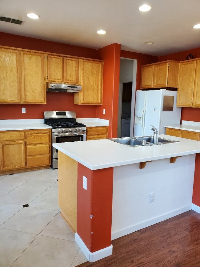 Foto del edificio - Charming Home For Rent in Folsom