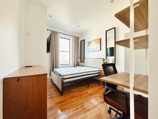 Building Photo - Furnished room/NOT APARTMENT