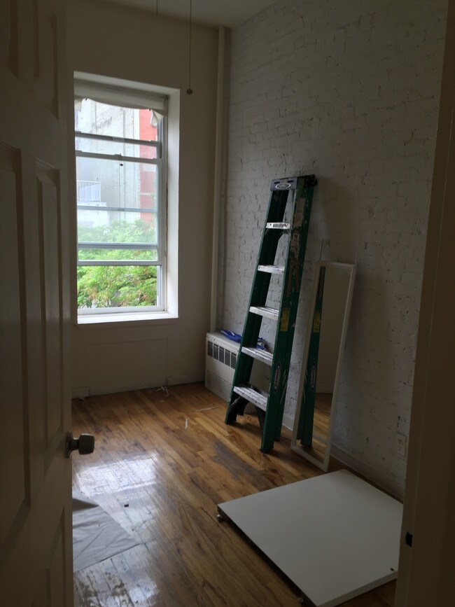 Building Photo - 115 W 82nd St