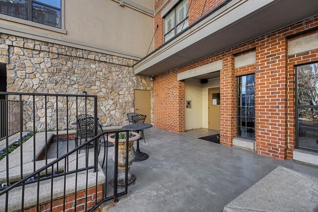 Building Photo - Penthouse-level 1 bed / 1 bath Condo at Bristol on Broadway
