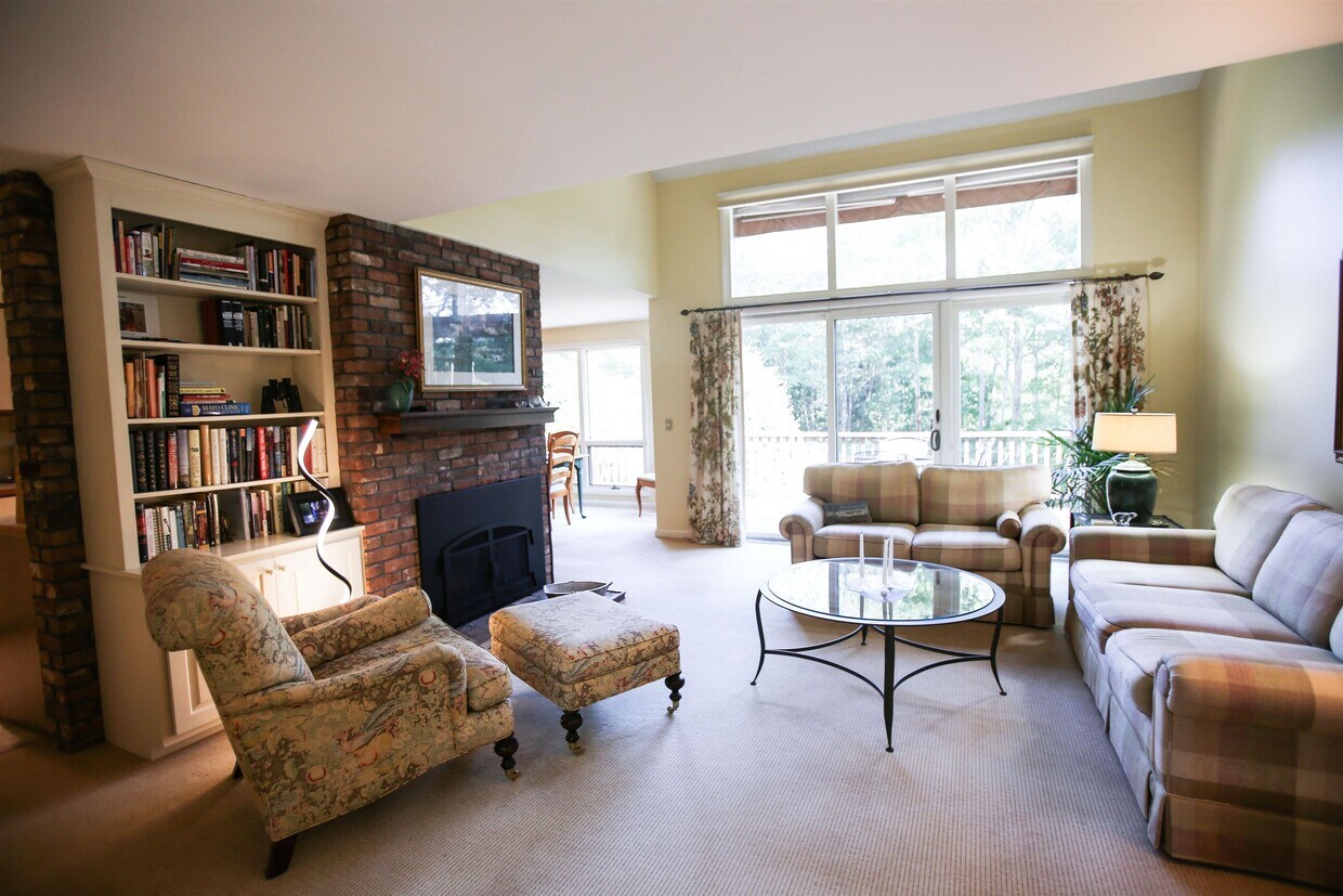 Primary Photo - 1 Lakeview Pl