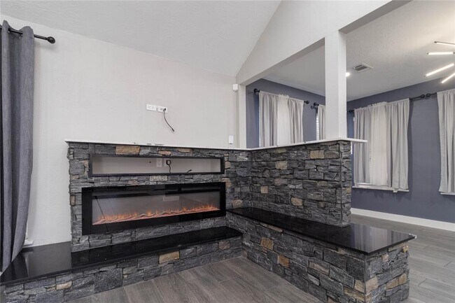 Foto del edificio - 4035 Almond Lake Dr