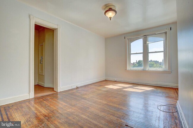 Building Photo - 206 Laurens St