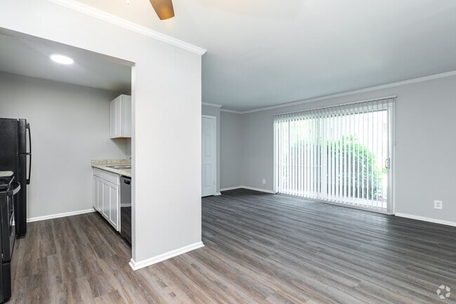 1BR, 1BA- Royale Reno - Free heat, hot water, water & sewer, and t...