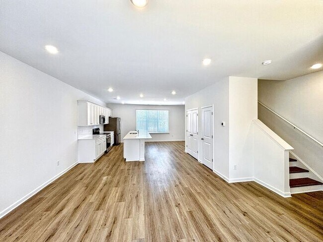 Building Photo - 4-Bedroom Home with Scenic Views and Conve...