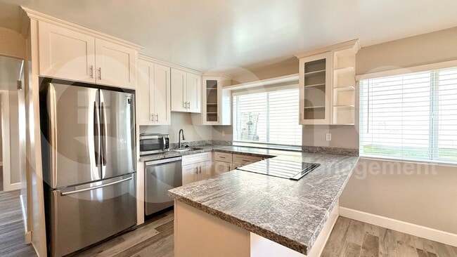 Building Photo - 1037 E Southshore Dr