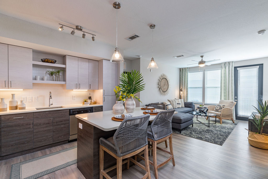 En Irving Place, cada apartamento cuenta con una acogedora cocina con características de lujo. - Irving Place North Rocky Point