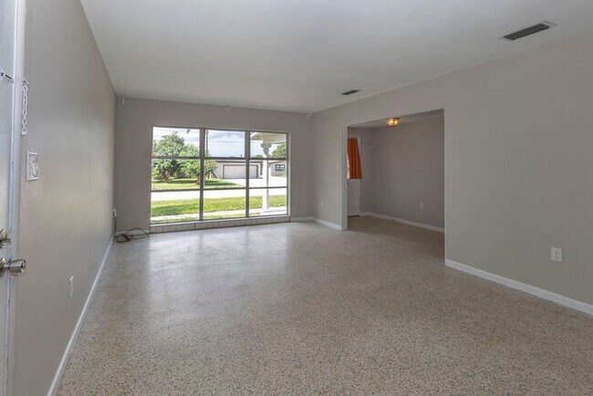 Foto del edificio - 3 bedroom/ 2 bath with carport