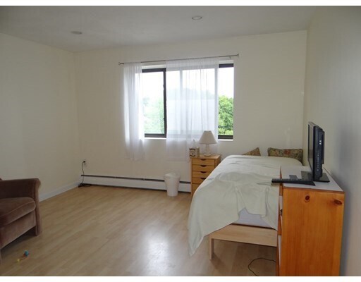 Foto del edificio - 32 Whites Ave