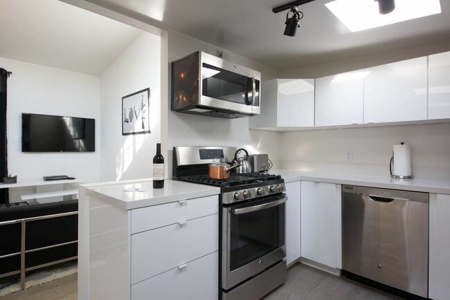 Building Photo - 629 Westbourne Dr