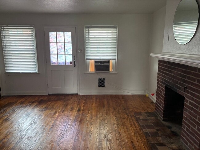 Building Photo - House for rent in York City!
