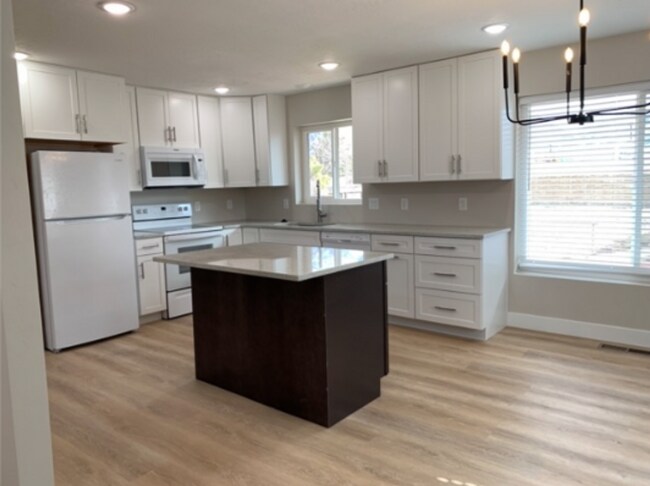 Building Photo - Beautifully Remodeled Cottonwood Heights H...
