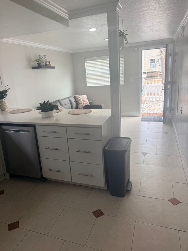 Building Photo - Close to the Beach