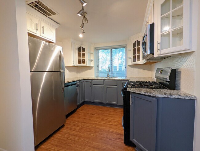 Foto del edificio - 737 Ridge Ave