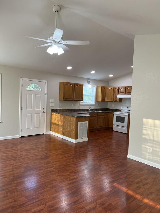 Building Photo - 135 Mockingbird Ln