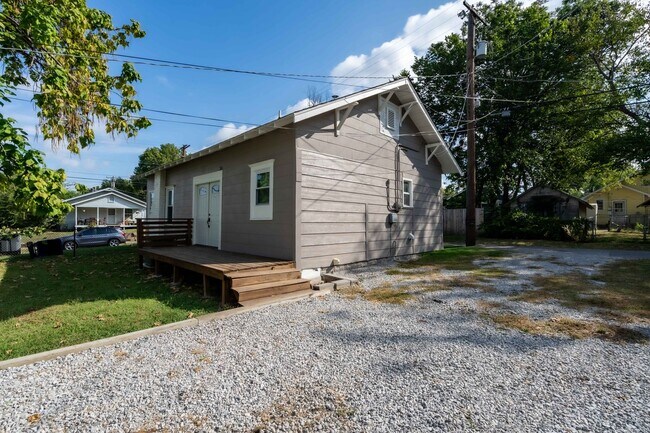Building Photo - Newly renovated 2 bed, 1 bath! Schedule a ...