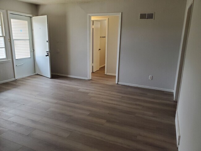 Foto del edificio - Nice 2 bedroom 1 bath duplex!