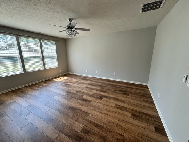 Foto del edificio - 6599 Seabiscuit Rd