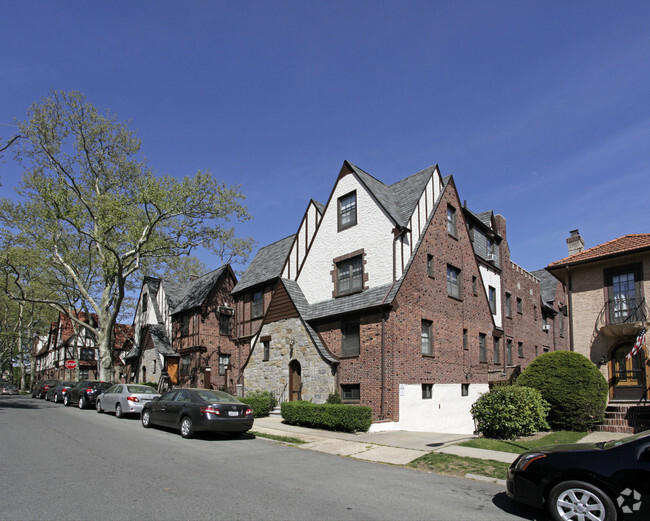 Foto del edificio - Fairfield Tudor at Auburndale