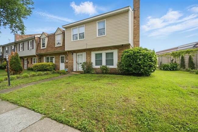Building Photo - Mangold Real Estate - Conveniently Located...