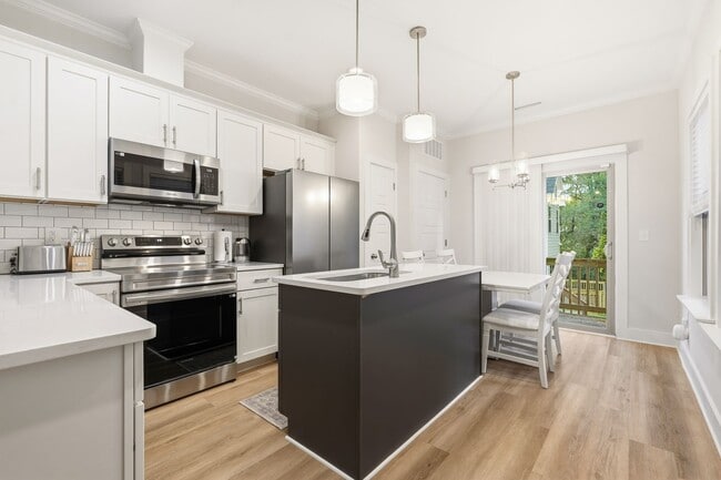 Foto del edificio - BRAND NEW LUXURY: Furnished 2 Bed/2.5 bath...