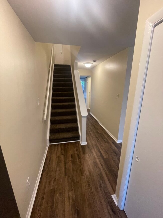 Building Photo - 2BD 1.5BA Townhome!