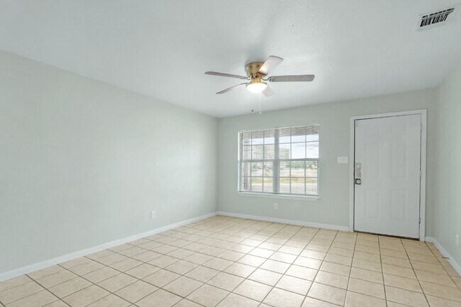 Building Photo - Spacious and Affordable 3 bedroom 2 bath h...