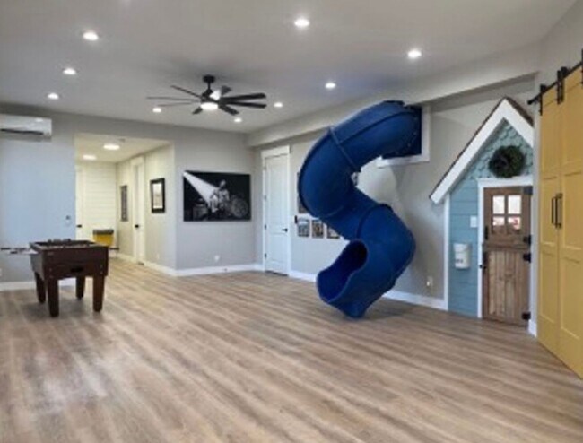 Foto del edificio - Beautiful, 6 Bedroom Home!