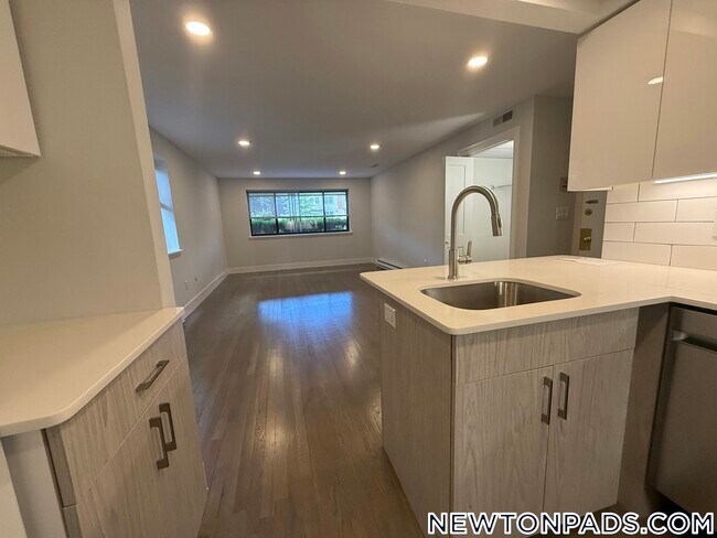Foto del edificio - 320 Hammond Pond Pkwy