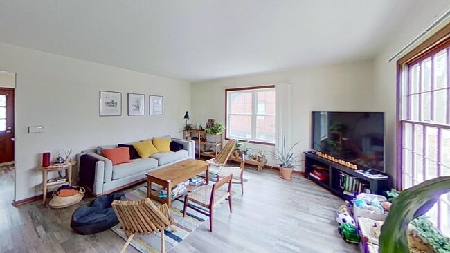 Building Photo - Duplex with the features of a single family house for a lot less!!