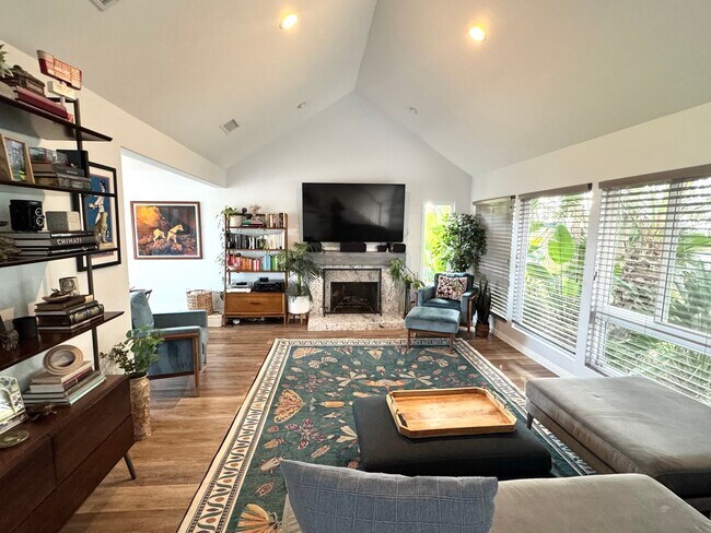 Foto del edificio - Stunning Ventura Hillside Home Fully Furni...