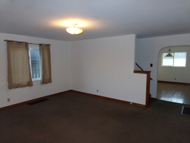 Building Photo - Clean 2 Bed 1 Bath Fairborn Home!
