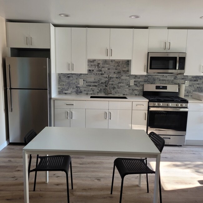 Kitchen - 9213 White Oak Ave