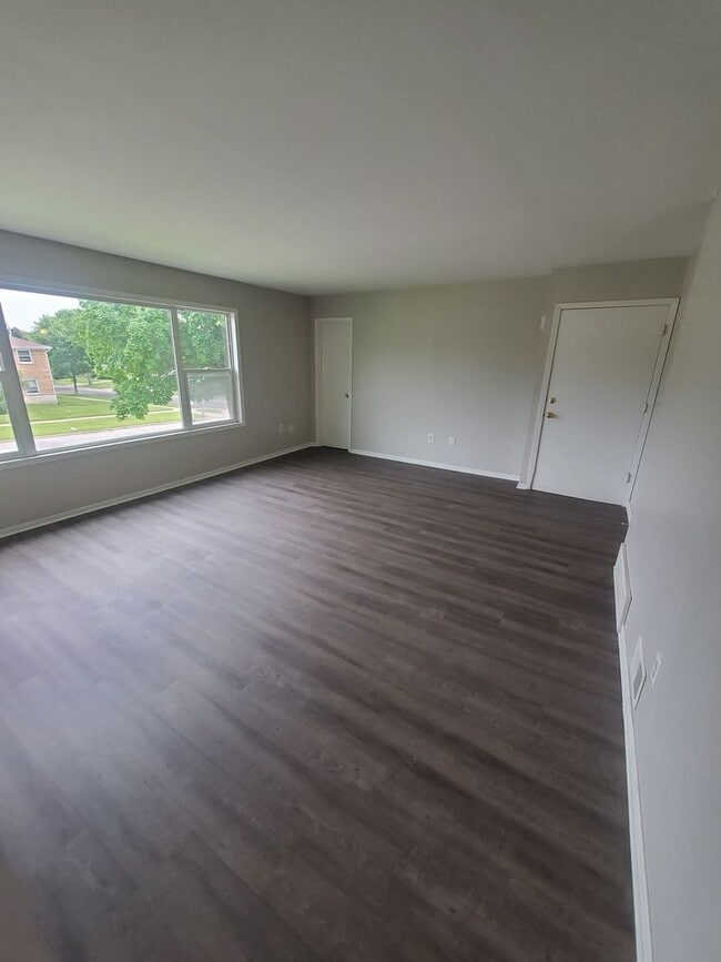 Building Photo - 8109-8111 W Villard Ave. (Duplex)