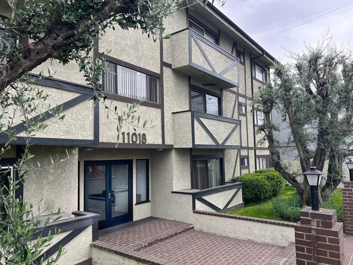 Primary Photo - 11018 Moorpark Apartments