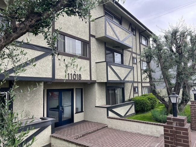 Building Photo - 11018 Moorpark St