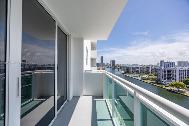 Foto del edificio - 3000 S Ocean Dr