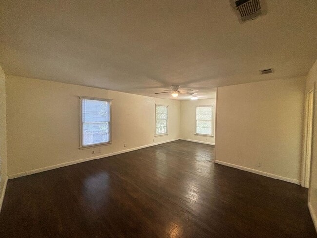 Building Photo - Brentwood Bungalow Available Aug 1!